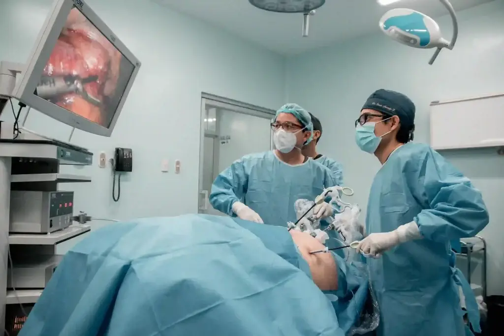 Dr. Óscar Naranjo realizando cirugía laparoscópica