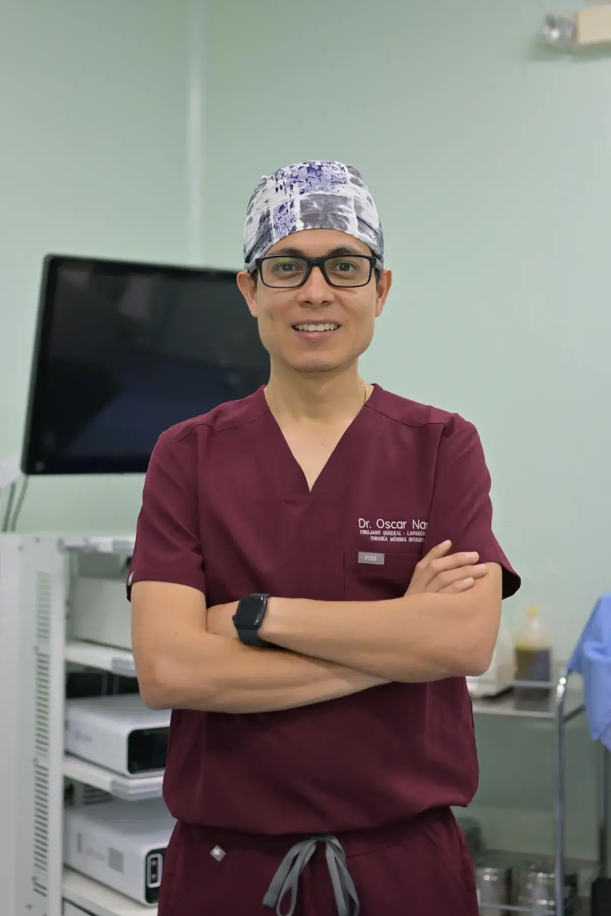 Dr. Óscar Naranjo con uniforme médico