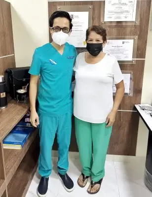 Carmen junto al Dr. Óscar Naranjo