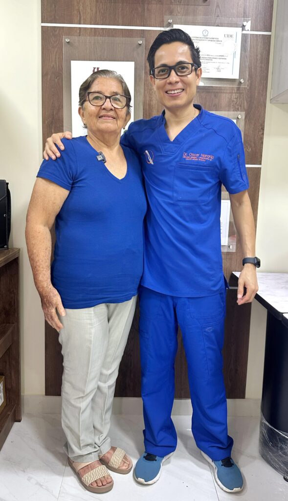 Flora junto al Dr. Óscar Naranjo